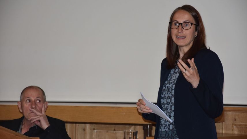 Martina Hollenstein Stadler, Direktorin der TESSVM AG, und der Verwaltungsratspräsident Ludwig Jenal, können auf ein erfreuliches Jahr zurückblicken (Foto: Nicolo Bass).
