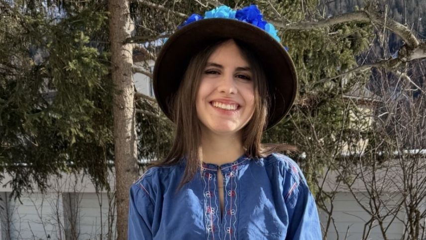 Joana krönt ihre Chalandamarz-Karierre als Dirigentin. Foto: Fadrina Hofmann