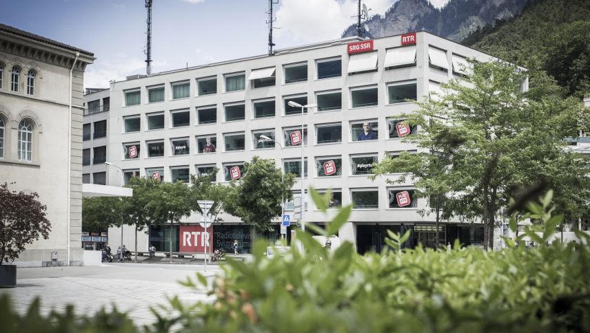 La transfuormaziun da SRG SSR e cun quai eir da la chasa da medias RTR capita eir sainza cha l'iniziativa vain acceptada (fotografia: RTR). 