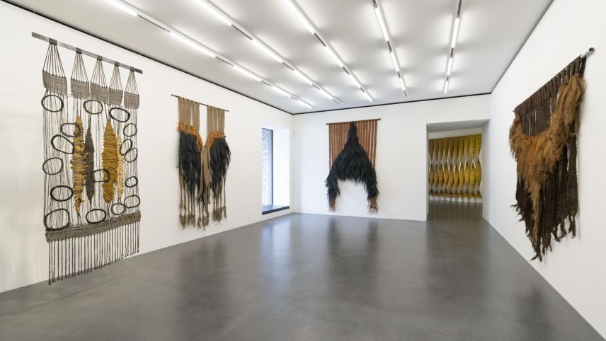 Werke im ersten Obergeschoss, die auf den Übergang von der Weberei zu skulpturalen Arbeiten verweisen. Foto: Federico Sette
