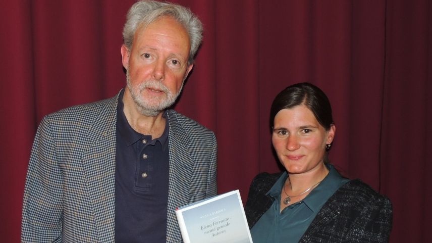 Nicola Bardola e Fadrina Hofmann han discutà e speculà davart l’autura anonima (fotografia: Benedict Stecher).