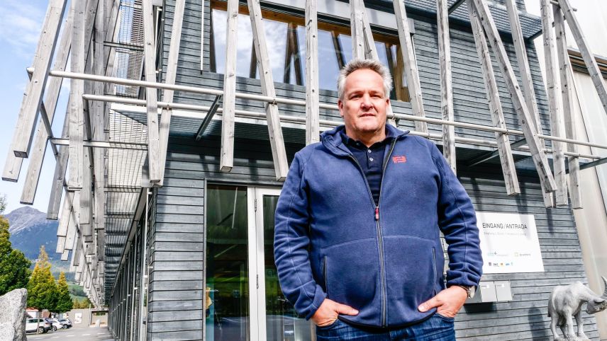 Enrico Uffer, Inhaber und Geschäftsführer der Uffer AG vor dem Firmensitz in Savognin. Foto: Jon Duschletta