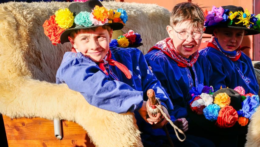Die Schülerinnen und Schüler der Gemeinde S-chanf kehren nach Cinuos-chel zurück, wo der erste Chalandamarztag zu Ende geht. Foto: Jon Duschletta
