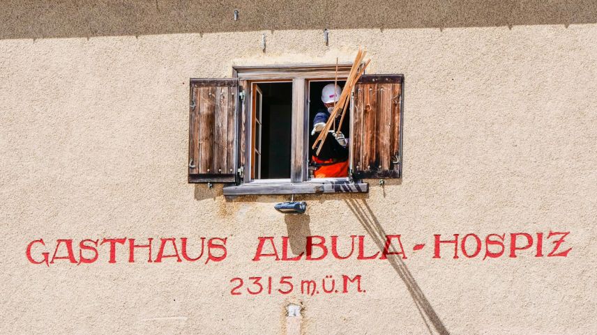 Das Gasthaus Albula Hospiz wird leergeräumt. Foto: Jon Duschletta