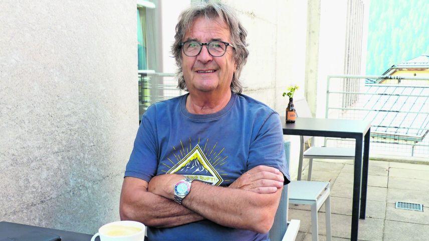 Reto Mayer pront per quintar da sai e da sias lavuors. fotografia: Flurin Andry