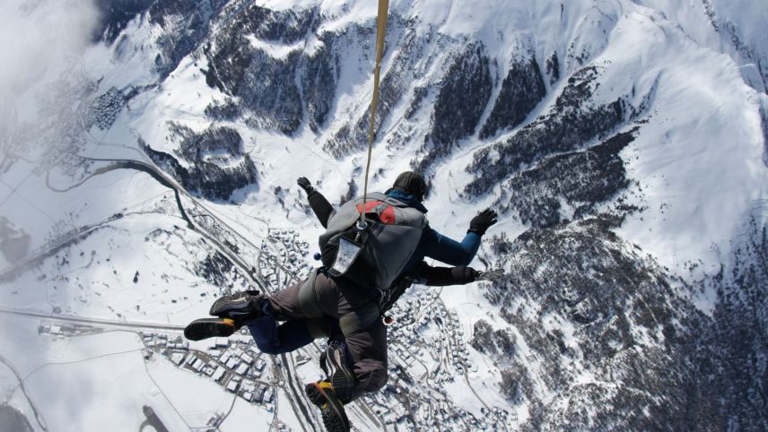 Mit rund 200 Kilometer pro Stunde sind Skydiver im freien Fall unterwegs. Foto: Engadinsky