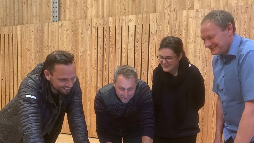 Jonas Misteli (da schnestra), Fadri Riatsch, Madlaina Janett e Peder-Andri Arquint cuort avant la sairada d’infuormaziun (fotografia: Flurin Andry).