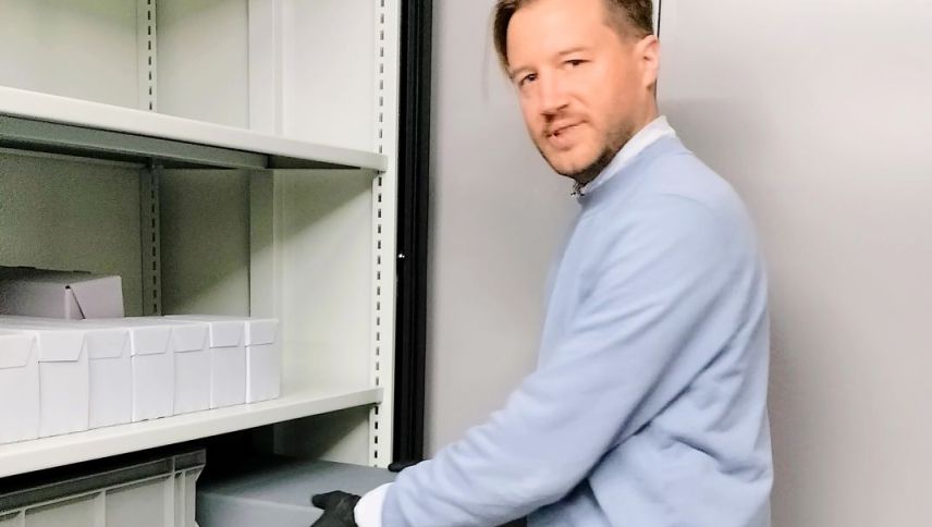 Johannes Sauter, il respunsabel per la collecziun, es svess suvenz i’l Museum da comunicaziun a Berna, inua cha’l relasch da l’Engadin Press es gnieu chatto darcho zieva arduond 60 ans. fotografia: Olivia Portmann-Mosca