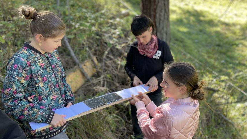 Die Kinder lernen, wie Forschende Spurentrunnels für Wiesel legen. Foto: Fadrina Hofmann