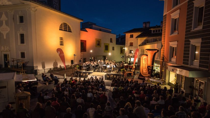 Wenn das Wetter mitspielt, wird in den kommenden Tagen auf dem Samedner Dorfplatz Brassband-Sound erster Güte live zu geniessen sein.    Foto: z.Vfg