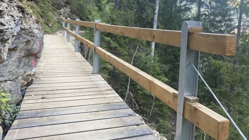 Il cumün da Scuol ha investi bundant ün mez milliun francs illa refacziun e renovaziun da la senda tras la Clemgia. Intant es quella però darcheu serrada (fotografia: Nicolo Bass).
