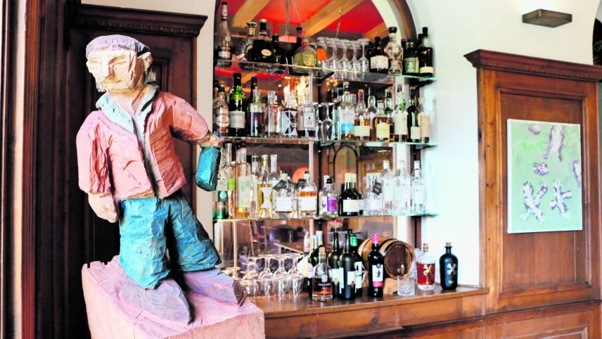Das Hotel Saratz in Pontresina präsentiert Kunstwerke des Bildhauers Marcel Bernet und des Malers Velimir Ilišević (Foto: Sabrina von Elten).