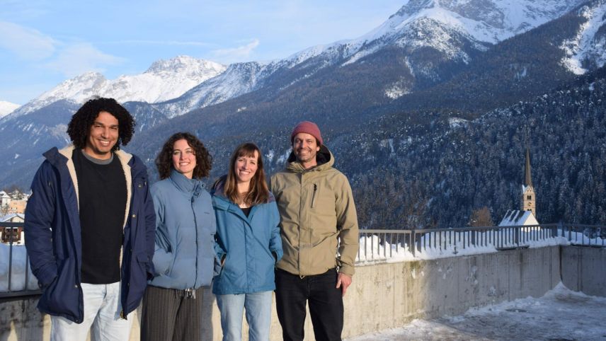 Ihr Pachtvertrag wurde nicht verlängert. Nun suchen Mo Ibrahim, Cinzia Regensburger, Julia Brändle und Tino Andri (von links) einen anderen Ort für ihr Projekt «Cura & Cultura». Foto: Imke Marggraf