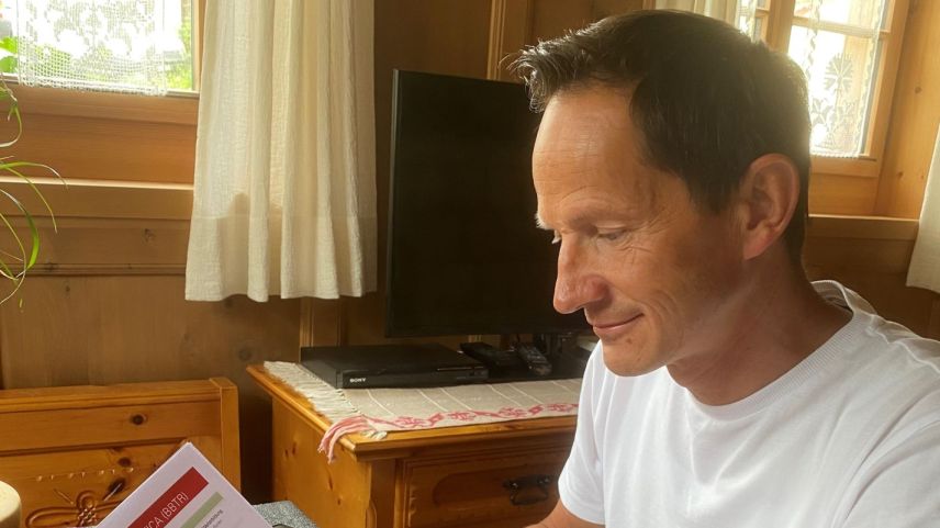 Roberto Donchi maina la Scoula da musica Engiadina Bassa Val Müstair ed il proget «Brass Band Terra Raetica» (fotografia: Flurin Andry).