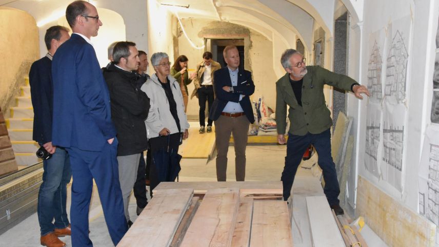 Architekt Urs Padrun (rechts) erklärt Nationalratspräsident Martin Candinas und weiteren Interessierten die Sanierungspläne der Chesa Planta. Foto: Fadrina Hofmann