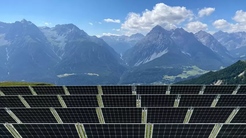 Üna visualisaziun muossa sco cha'ls panels dal implant solar dessan esser drizzats (fotografia: Scuol Solar).