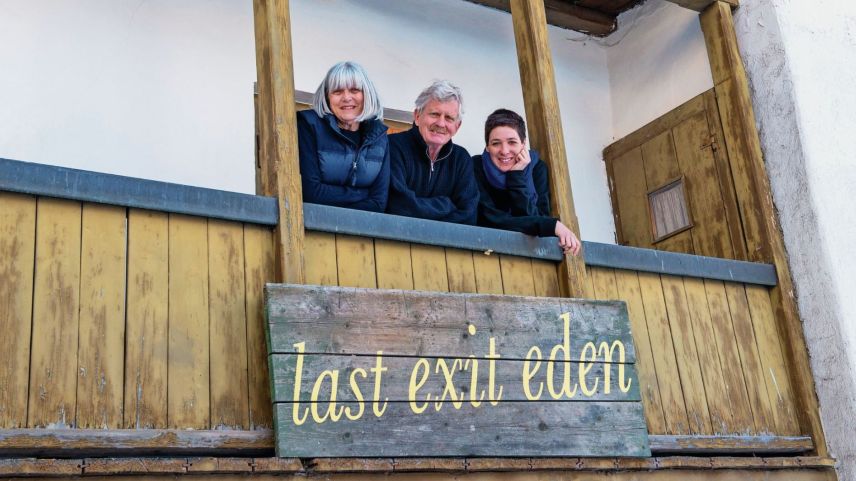 So zuammengestanden wie auf dem Foto haben die drei «Stipendiaten» des Literaturateliers tatsächlich und sich gegenseitig im Schreibprozess unterstützt. Foto: Birgit Eisenhut