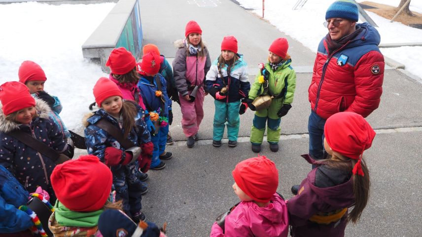 Daniel Manzoni umringt von seinen Schützlingen, den fünf- und sechjährigen Silser Kindergartenkindern. Foto: Marie-Claire Jur