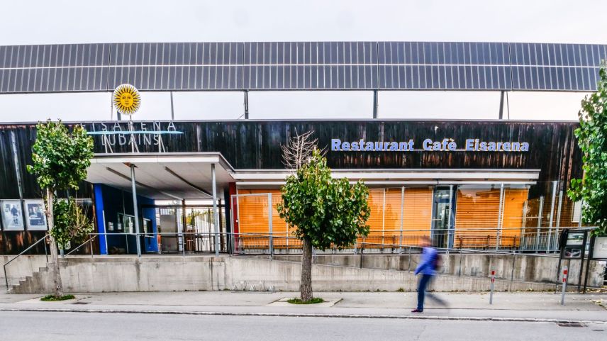 So leuchtend gelb sie auch sind, das trostlose Bild geschlossener Jalousien beim gemeindeeigenen Restaurant der Eisarena Ludains soll baldmöglichst wieder der Normalität Platz machen und neue Betriebsamkeit bringen. Foto: Jon Duschletta
