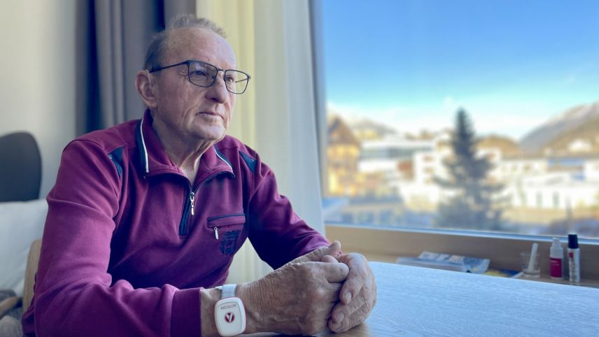 Werner Hässig geniesst die Aussicht aus seinem Zimmer im zweiten Stock. Foto: Fadrina Hofmann