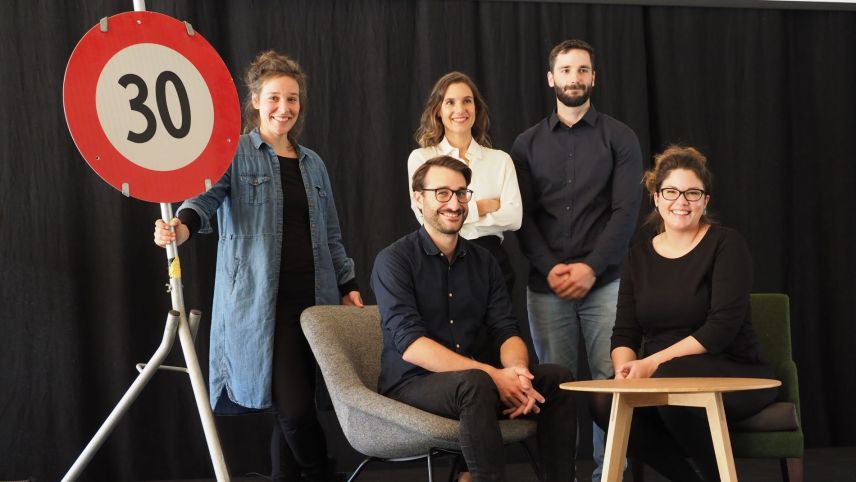 Il comité dals Dis da litteratura a Domat, ediziun numer 30 (da schnestra): Sara Francesca Hermann, Toni Vinzens, Anna Serarda Campell (moderatura dal festival), Ralf Beer e Nadina Derungs (fotografia: David Truttmann).