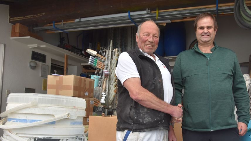 Roman Bühler (a dretta) surpiglia in avegnir la chüra e cussagliaziun dals cliaints da Peter Filli chi va la fin da november in pensiun (fotografia: Nicolo Bass)