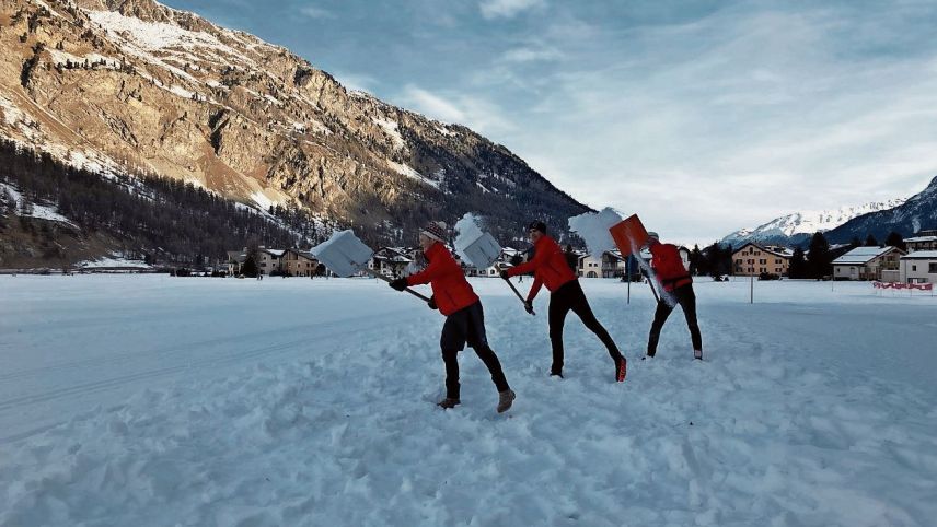 In Sils wurden die Loipen in Handarbeit mit Schnee präpariert, denn der ersehnte Neuschnee bleibt nach wie vor aus. 		Foto: Sils Tourismus