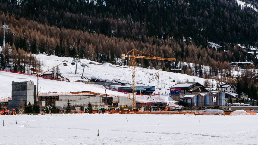 Bei der Talstation des Skigebiets Mottolino entsteht eines von drei neuen Parkhäusern zur langfristigen Beruhigung des Verkehrs in Livigno. Insgesamt sollen so rund 1300 Parkplätze geschaffen werden. Fotos: Jon Duschletta