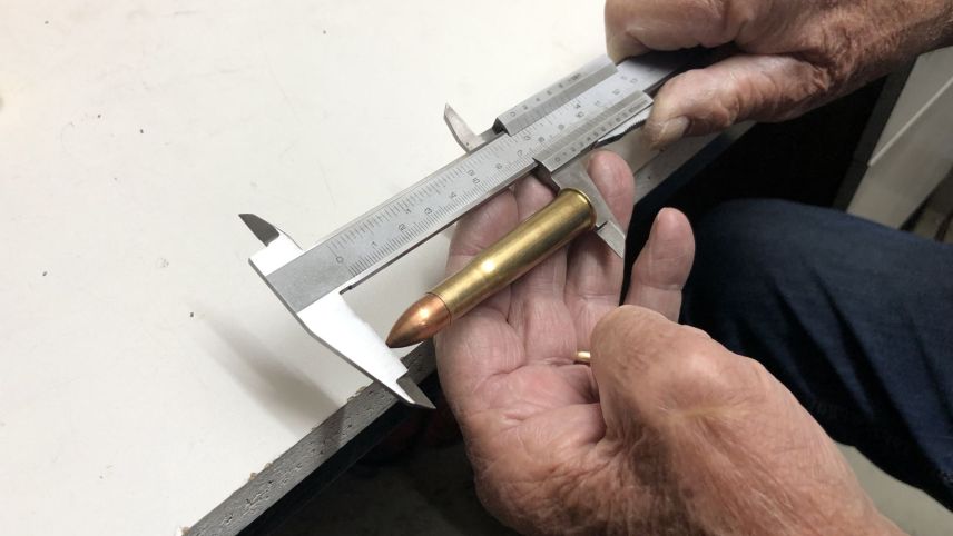 Matias Oswald – ün chatschader cun experienza chi fa svessa sia muniziun (fotografia: David Truttmann).