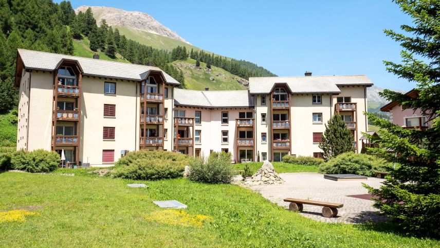 Die Zuger Neue Haus AG erwarb 2022 in Celerina die drei Mehrfamilienhäuser Chesa Faratscha mit 22 Erstwohnungen, kündigte allen Mietenden und plante den Umbau in ein Luxusanwesen mit Zweitwohnungen,. Foto: Daniel Zaugg