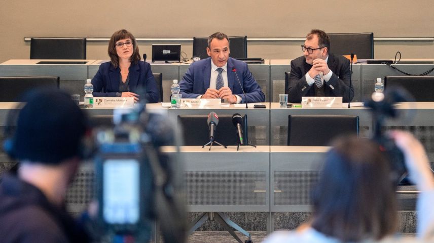 Trais commembers dal guvern cumparan davant ils mezs d’infuormaziun – la ministra d’infrastructura Carmelia  Maissen, il minister da finanzas Martin Bühler ed il minister da güstia Peter Peyer (fotografia: Livia Mauerhofer).