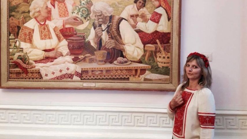  Oksana Natalich beherrscht das traditionelle, ukrainische Stickereihandwerk. Inspiration holt sie sich im Museum Sumy.