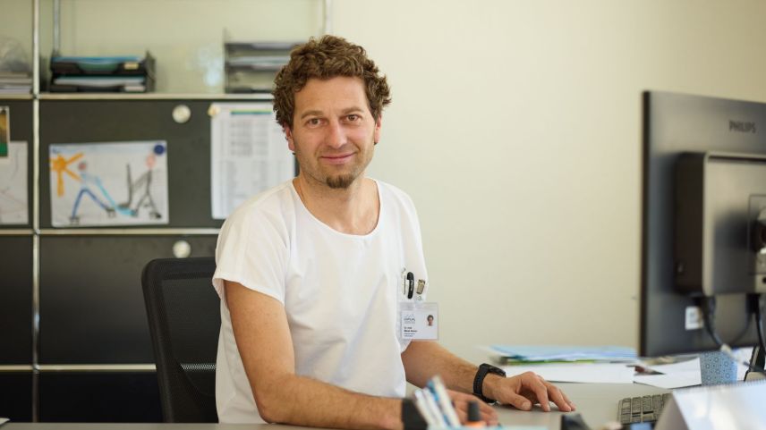 Marek Nemec, schefmeidi da la medicina interna da l'Ospidal Engiadina Bassa a Scuol (fotografia: Michael Steiner).