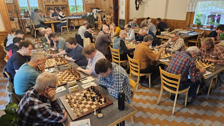 Das Schachturnier zog über Pfingsten wieder zahlreiche Spielerinnen und Spieler nach Zernez. Fotos: z. Vfg