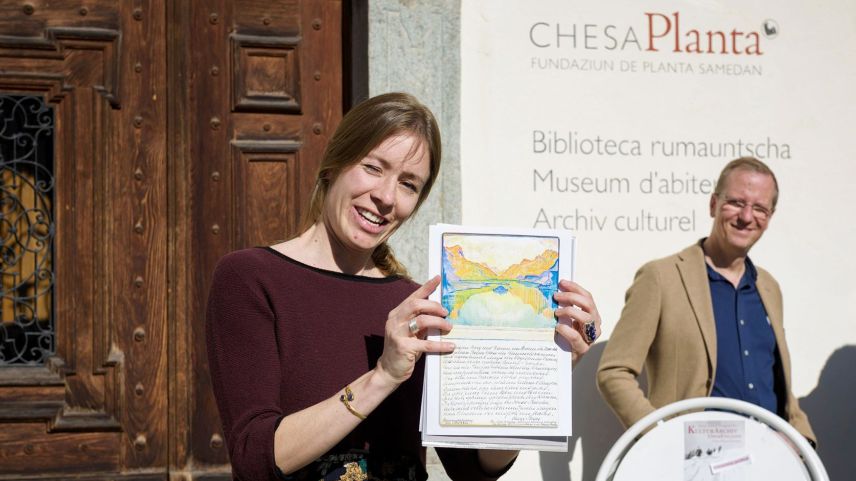 Diana Pedretti declarand l‘aquarel da Clara Porges il cudesch da giasts da la Pensiun Chesa Surlej (fotografia: Gian-Nicola Bass).