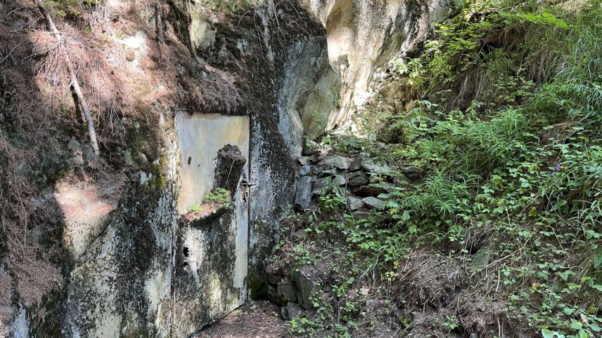 Eine getarnte Panzertür erzählt nach dem Öffnen Festungsgeschichten hautnah.