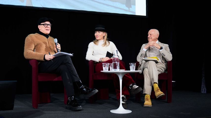 Kurator Hans Ulrich Obrist im Gespräch mit Regula Curti und Lord Norman Foster (v.l.). 