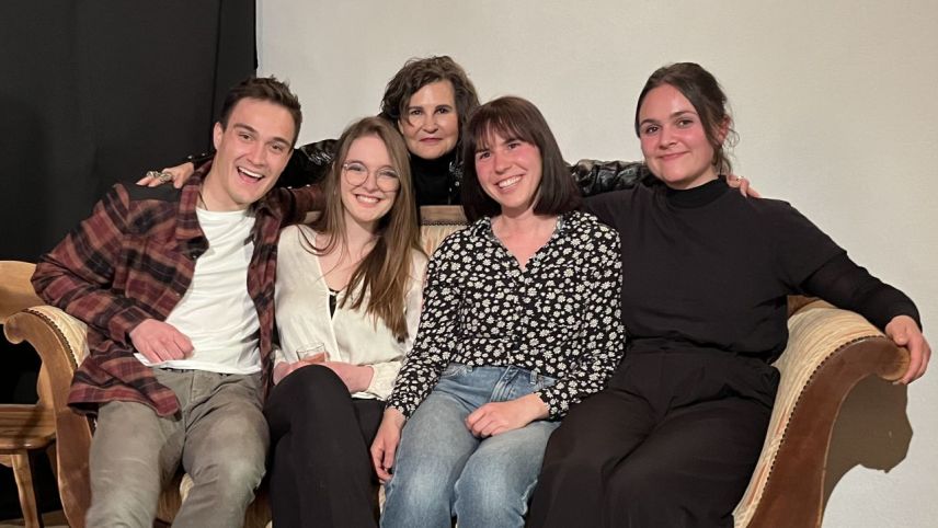 Sül palc e sülla cuotscha dal poetry slam ladin da sonda saira a Sent (da schnestra): Janic Maskos, Selina Müller, Romana Ganzoni (moderatura), Nadja Hort e Hannah Flury (fotografia: David Truttmann). 