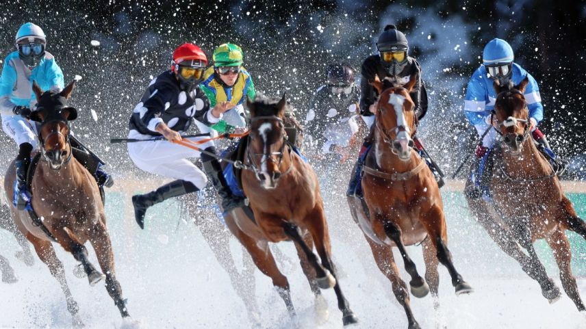 Da war ein Schutzengel zur Stelle: Jockey Rene Piechulek springt im Bad-Boden akrobatisch von seinem Pferd. Foto: swiss-image/AndyMettler