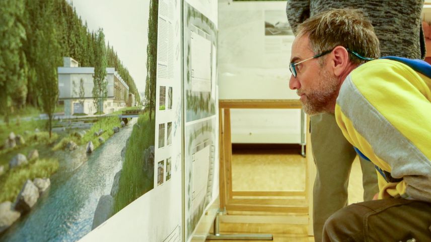 Darunter auch Marco Schmied, Mitinitiant des Vereins «Pro Eishalle Engadin», der die Projekte, allen voran das Siegerprojekt, ganz genau unter die Lupe nahm. Fotos: Jon Duschletta