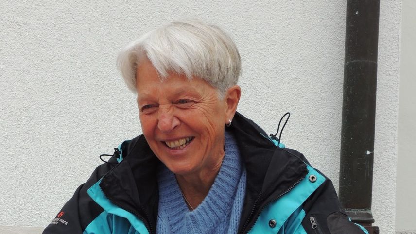 Dora Erny ha expost cun seis figl Jakob tagls a siluetta ad Avrona (fotografia: Benedict Stecher).