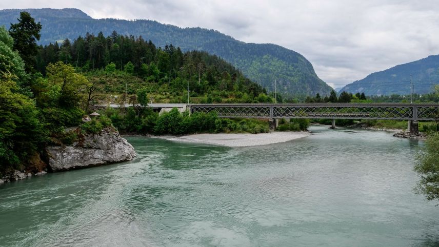 Der Zusammenfluss von Hinter- und Vorderrhein bei Reichenau-Tamins.