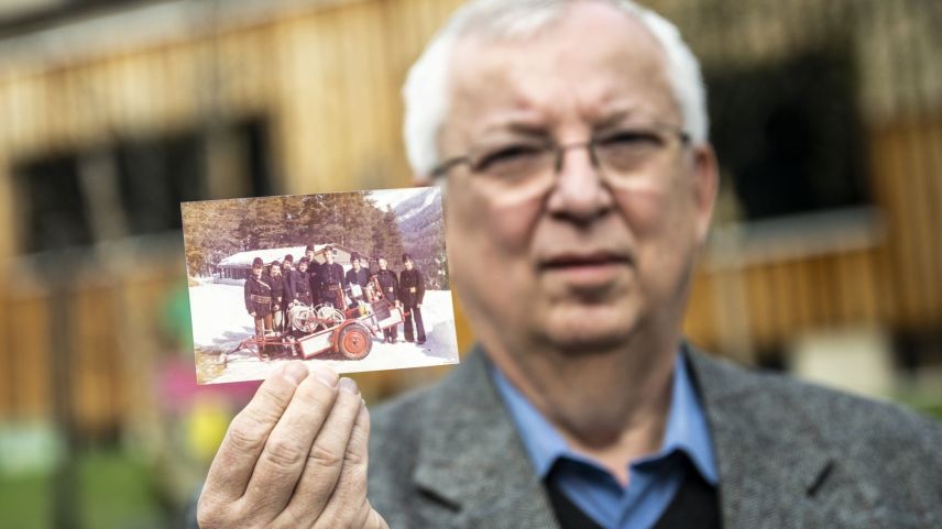 Etienne Aepli war Teil der letzten Schüler-Feuerwehr in Avrona. Er zeigt ein Bild der Feuerwehrgruppe von 1973. Foto: Mayk Wendt