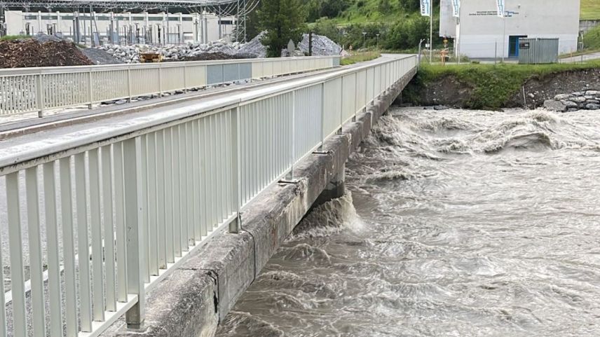 Der Wasserpegel beim Kraftwerk Pradella am Freitag gegen 19 Uhr. Foto: Michaela Vitalini