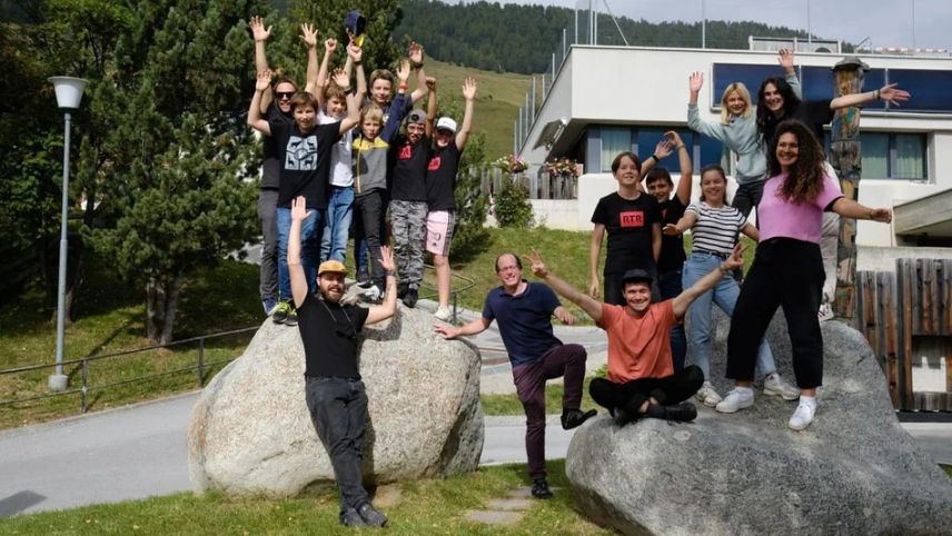 La 5 e 6avla classa cun lur magister Flurin Parolini insembel cun Mirco, Dominik, Sandro, Kassilene, Ronja ed Elin (da schnestra) (fotografia: RTR).