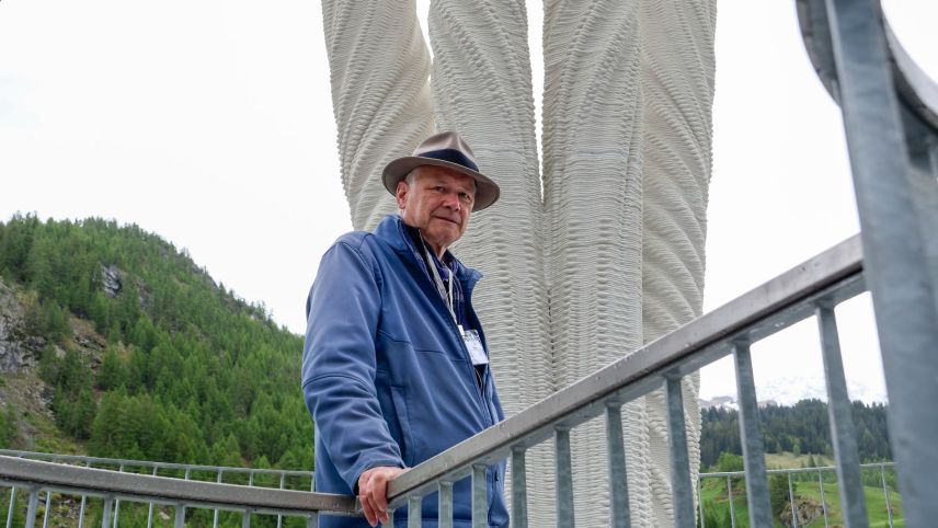 Der Churer Bauingenieur Jürg Conzett auf dem Weissen Turm zu Mulegns. Der temporäre Origen-Bau gilt als aktuelles Leuchtturmprojekt des digitalen Bauens. Fotos: Jon Duschletta