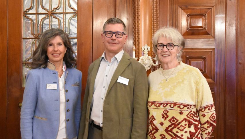 Davo desch ons as retira Angelika Schnyder (a dretta) da la suprastanza da la IG Zwet. Ella vain rimplazzada da Cornelia Büchi (a schnestra). D’immez il president da la società, Sascha Ullmann (fotografia: Nicolo Bass).