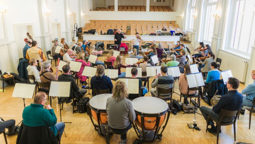 Das Sinfonieorchester Oberengadin 2024 während den Proben im Lyceum Alpinum in Zuoz. Foto: Dennis Yulov