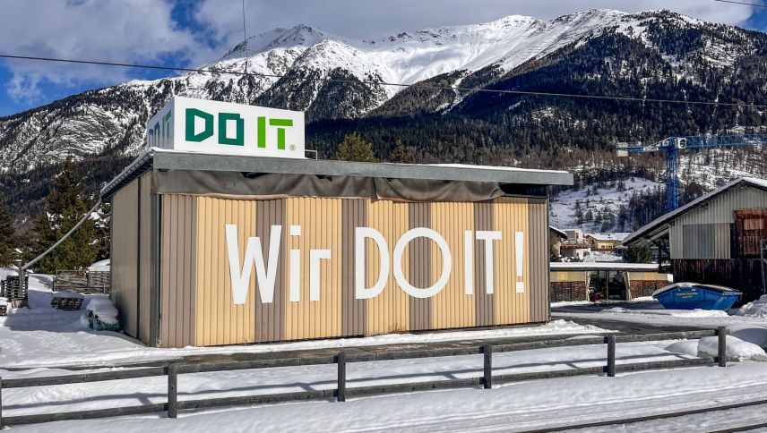 Der Leitspruch "Wir Do IT!" verliert in Zernez und Chur seine Aussage. Foto: Jon Duschletta 