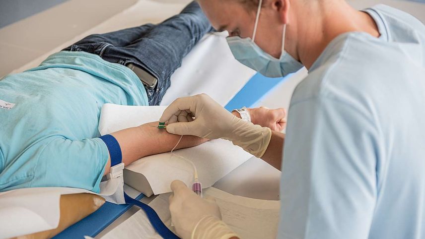 Blutentnahme zur Feststellung der Covid-Antikörper im Rahmen der Corona Immunitas Studie. Foto: Corona Immunitas